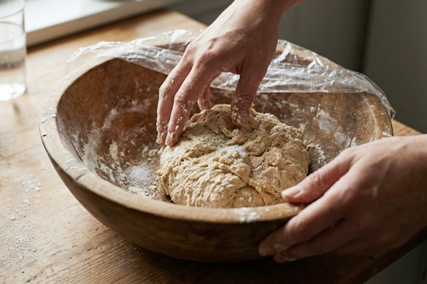 آماده کردن خمیر نان پیتزا