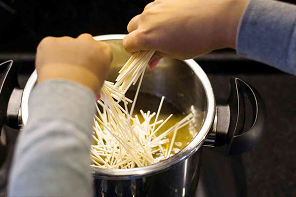 افزودن رشته به قابلمه آش