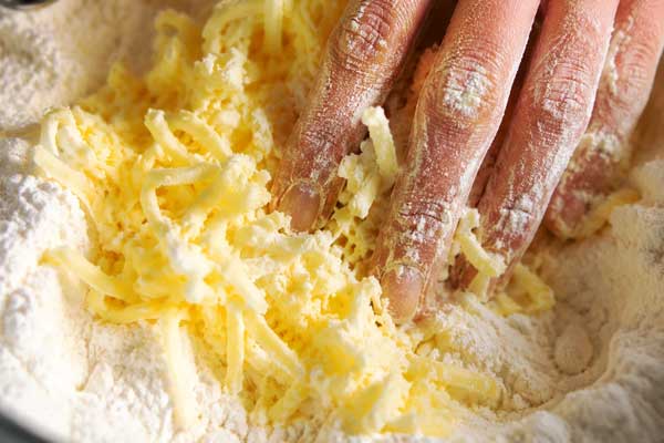 آمادهسازی خمیر اولیه چیزکیک تنوری