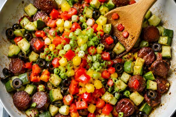 افزودن سبزیجات به تابه سوجوک