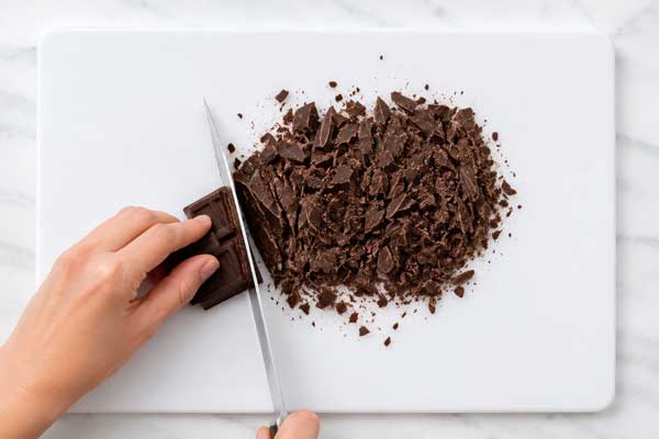 خرد کردن شکلات تلخ برای تهیه ترافل