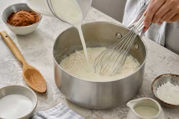 مخلوط کردن آرد برنج و. شیر در تهیه فرنی