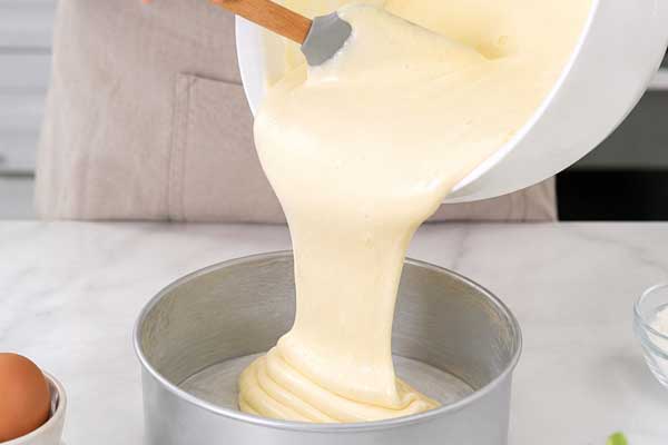 ریختن مایه کیک اسفنجی در قالب