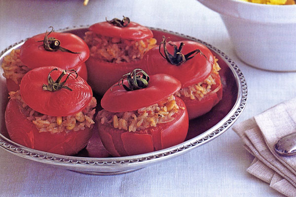 سرو دلمه گوجه فرنگی در ظرف مسی 