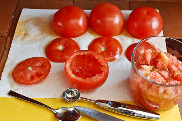 آماده کردن گوجه فرنگی برای دلمه 
