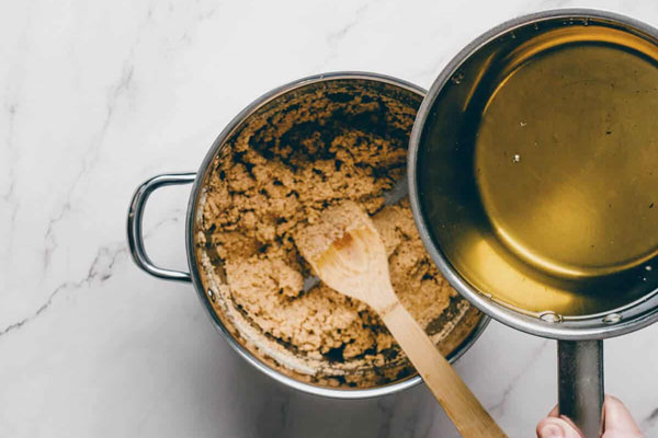 افزودن شربت به حلوا سنتی 