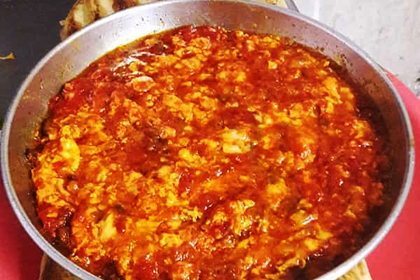 یک تابه املت قهوه خونه ای برای صبحانه