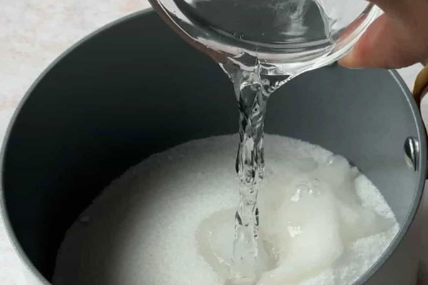 آب و شکر برای تهیه شربت حلوا سنتی