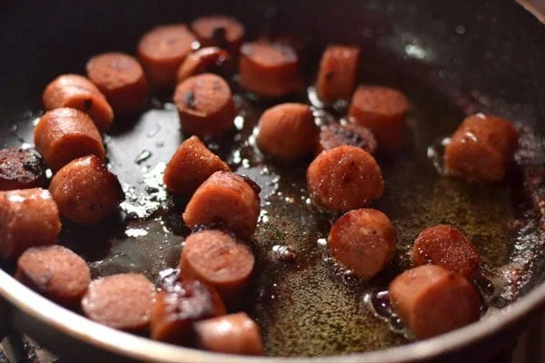 آماده کردن سوسیس برای طرز تهیه سوسیس تخم مرغ