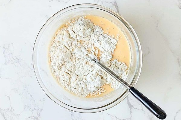 اضافه کردن آرد به مایه خاگینه