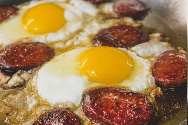 اضافه کردن تخم مرغ به سوسیس