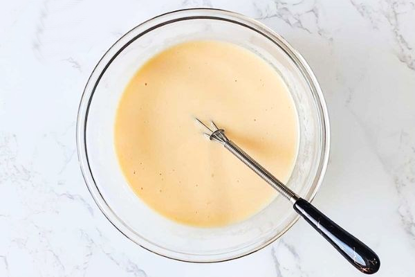 ترکیب تخم مرغ و وانیل با همزن دستی برای خاگینه