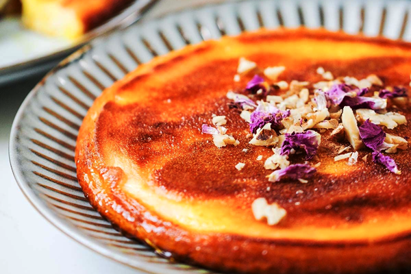 خاگینه تبریزی تزیین شده با گل محمدی