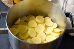 سیب زمینی حلقه ای در قابلمه برای یتیمچه