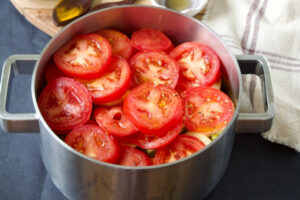 گوجه فرنگی حلقه ای در قابلمه برای یتیمچه