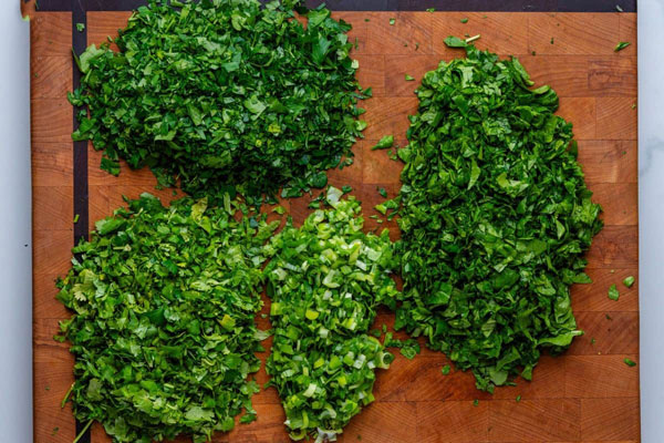 سبزی قورمه سبزی خرد شده روی تخته 