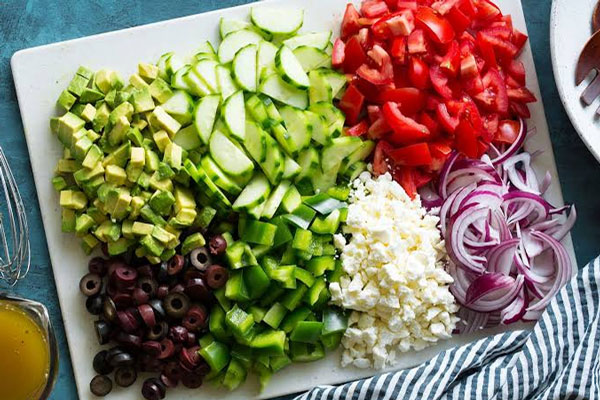 سبزیجات خرد شده برای تهیه سالاد یونانی