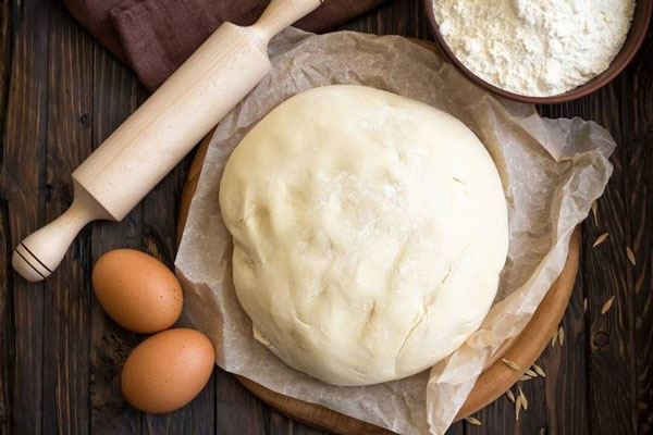 خمیر پیراشکی با وردنه و تخم مرغ 