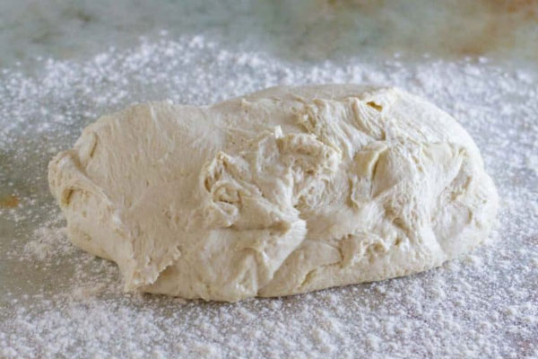خمیر روی سطح آردپاشی شده