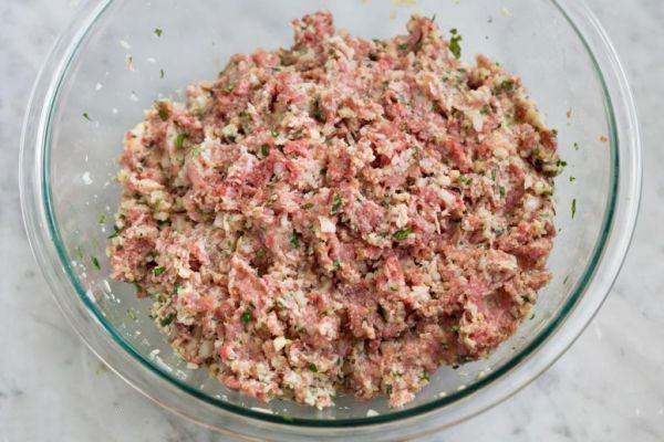 مایه گوشت قلقلی در کاسه شیشه ای 