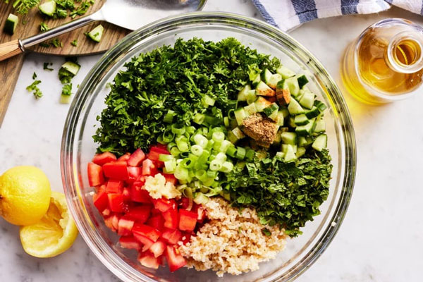 ترکیب مواد سالاد تبوله در کاسه شیشه ای