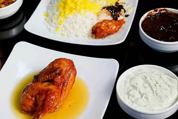 سرو اکبر جوجه با برنج ایرانی، سس انار و ماست و خیار