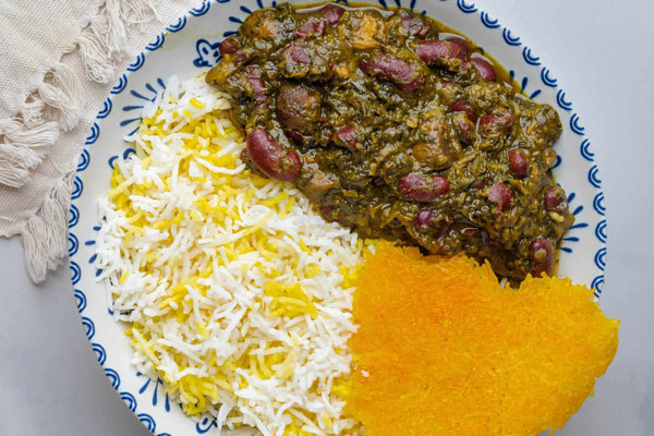  سرو خورشت قورمه سبزی با برنج و ته دیگ 