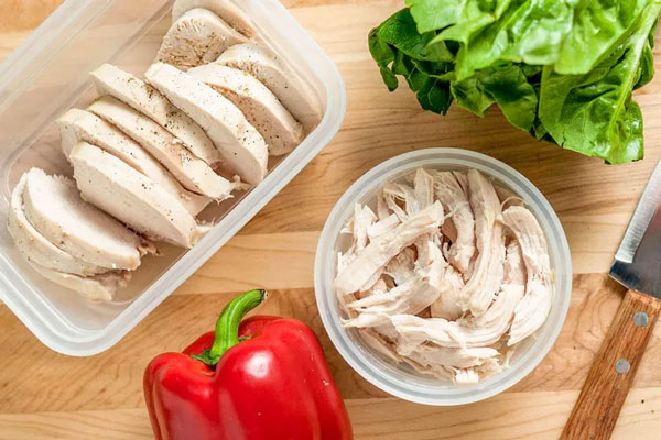 سثنه مرغ ریش ریش شده برای تهیه سوپ رشته فرنگی
