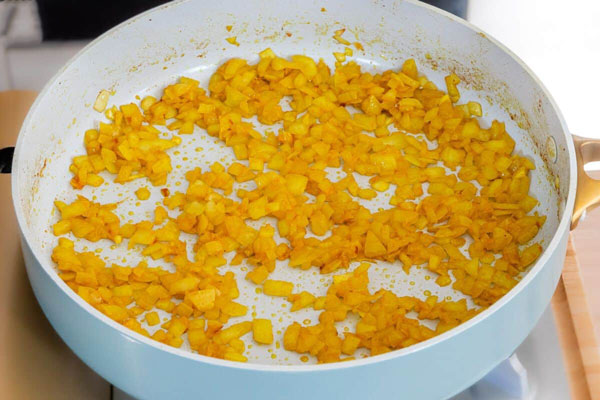 تفت دادن پیاز برای تهیه خورشت قورمه سبزی 