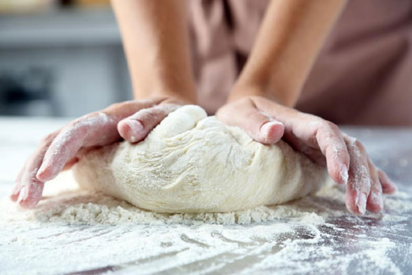 ورز دادن خمیر پیراشکی 