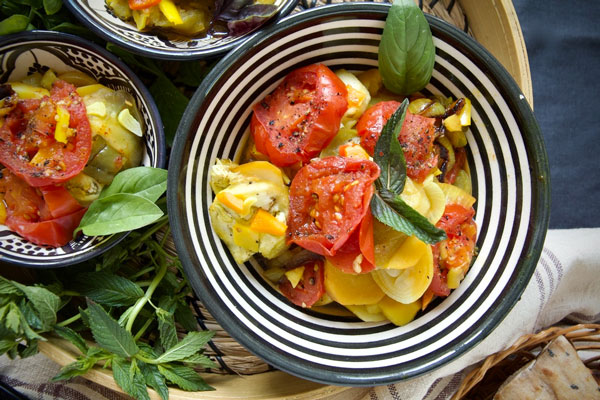 سرو یتیمچه تزیین شده با سبزی تازه