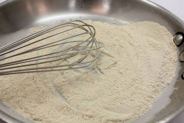 تفت دادن آرد در تابه با همزن دستی 