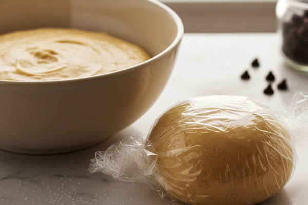 مخلوط کردن مواد خشک و تر و خمیر شیرینی مربایی ساده