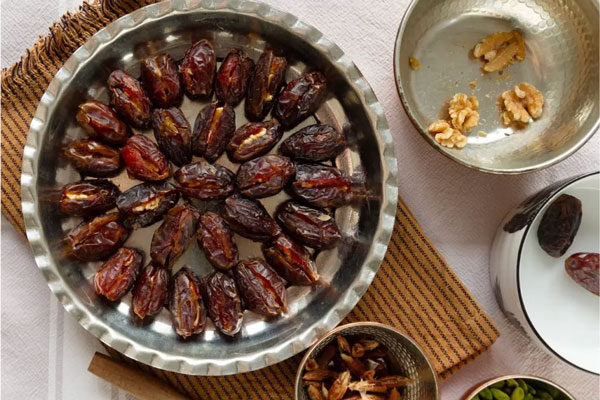خرما با مغز گردو برای تهیه رنگینک 