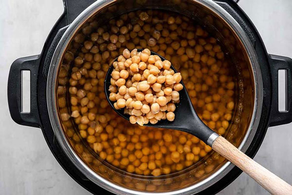 پختن نخود در آب برای تهیه آش دوغ ترکی 
