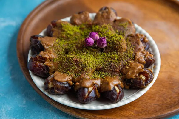 رنگینک تزیین شده با پودر پسته و غنچه گل محمدی 