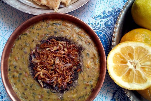 سرو آش گوشت بوشهری در کاسه سرامیکی 