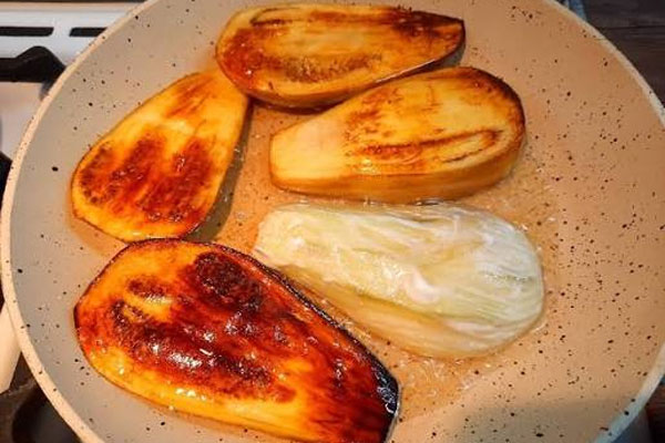 بادمجان سرخ شده در روغن برای تهیه کوکوی بادمجان