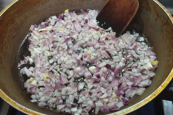 تفت دادن پیاز در تابه برای تهیه مواد میانی بورک