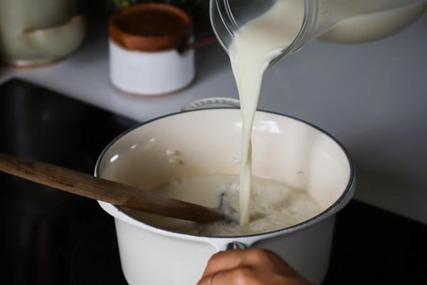 اضافه کردن شیر برای تهیه شیر برنج