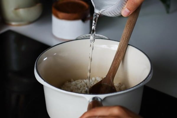 پختن برنج برای تهیه شیر برنج