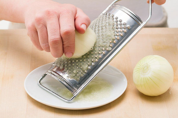 رنده کردن پیاز برای کوکو کدو حلوایی