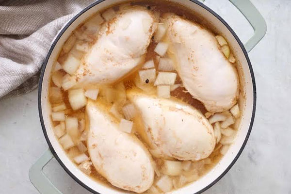 پختن مرغ با آب ادویه و پیاز 