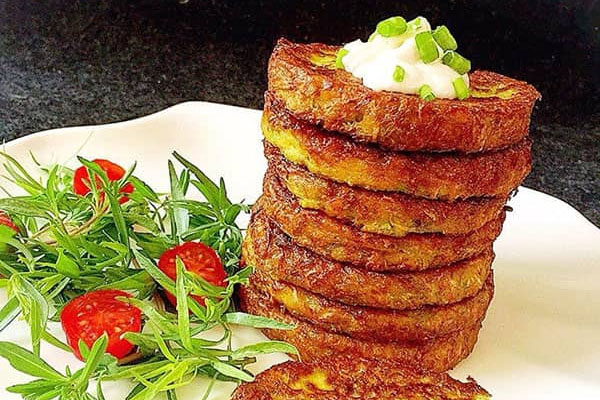 کوکو کدو حلوایی آماده در ظرف سرو با سبزی و گوجه گیلاسی