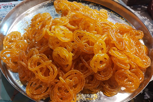 زولبیا خانگی در ظرف سرو 