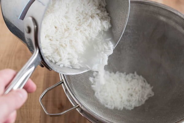 آبکش کردن برنج برای لوبیا پلو