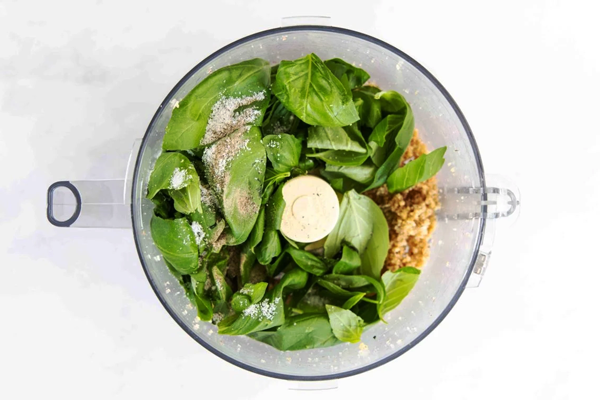 اضافه کردن برگ ریحان به سس پستو در مخلوظ کن 