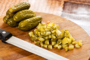 خیارشور نگینی خرد شده برای سالاد الویه