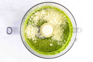 افزودن پنیر به سس پستو در مخلوط کن