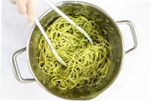 ترکیب پاستا با سس پستو در قابلمه استیل